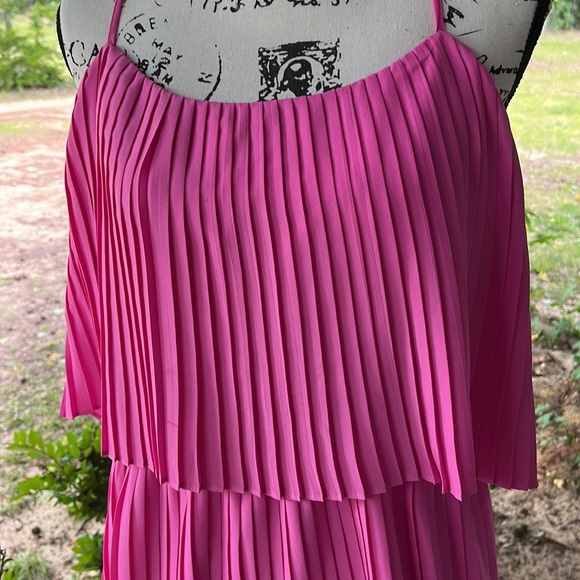 Pleated dress - Picture 7 of 10